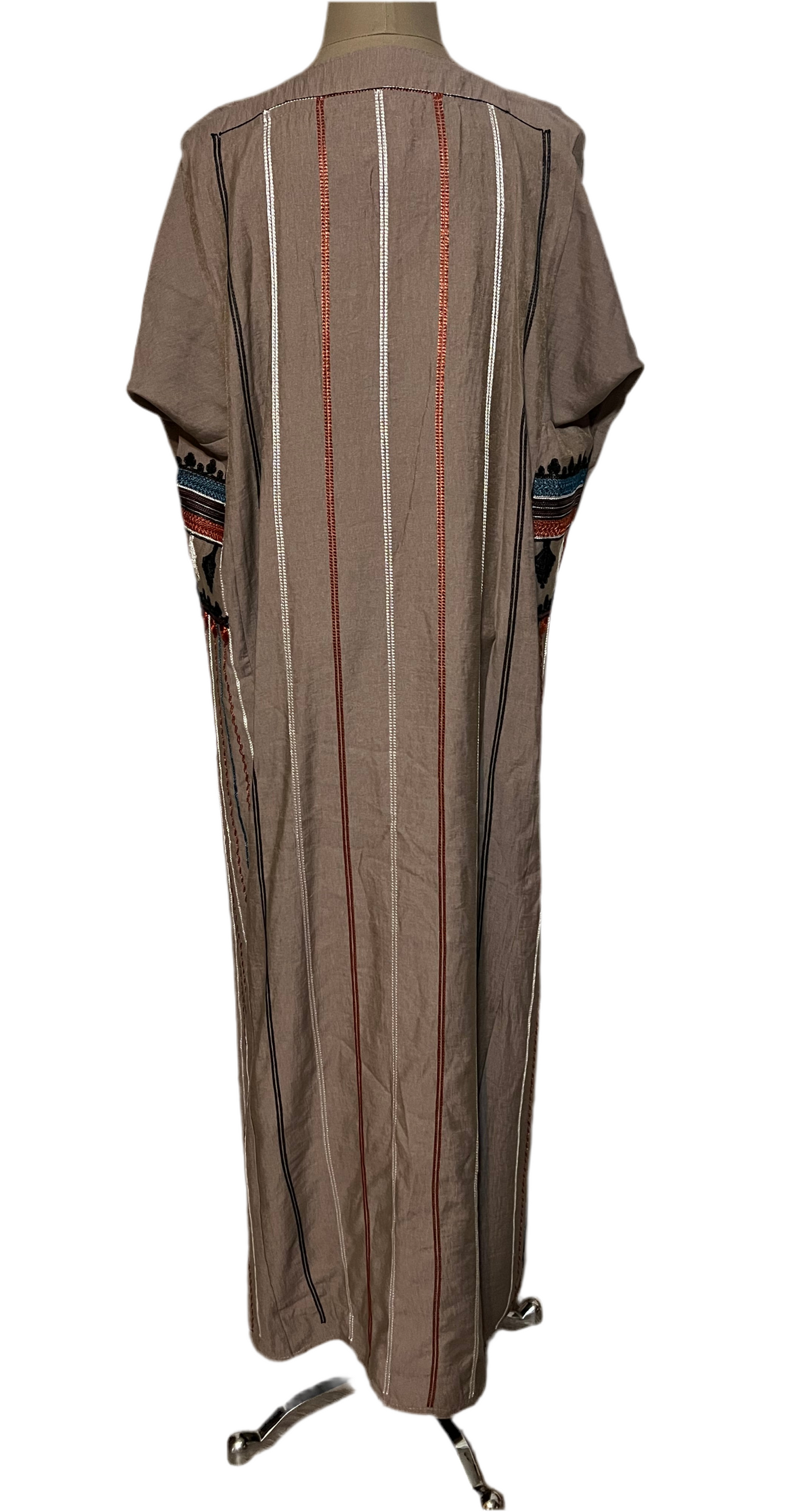 :
“Asiri Embroidered Jalabiya – Traditional Elegance with a Modern Touch”