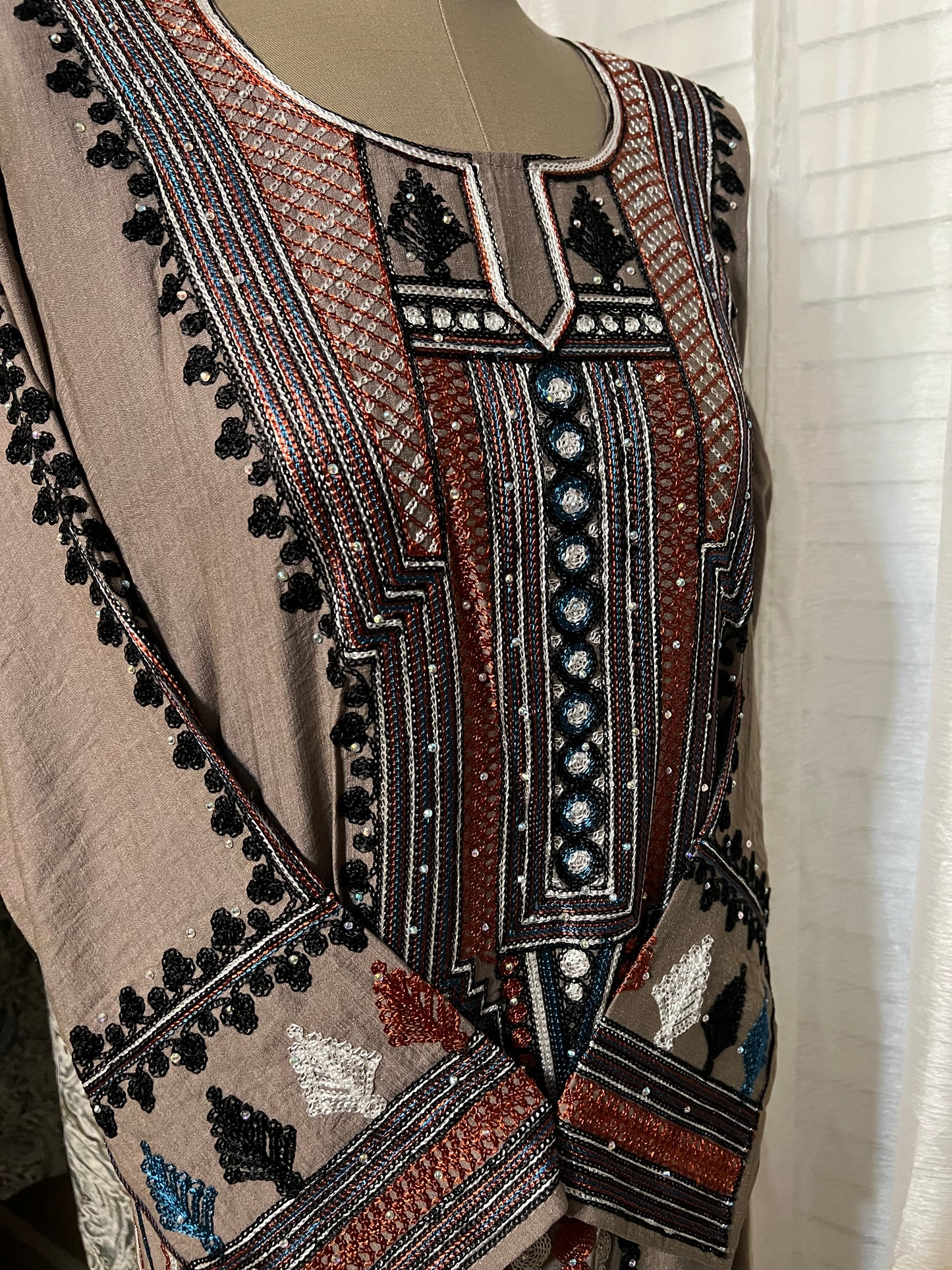 :
“Asiri Embroidered Jalabiya – Traditional Elegance with a Modern Touch”