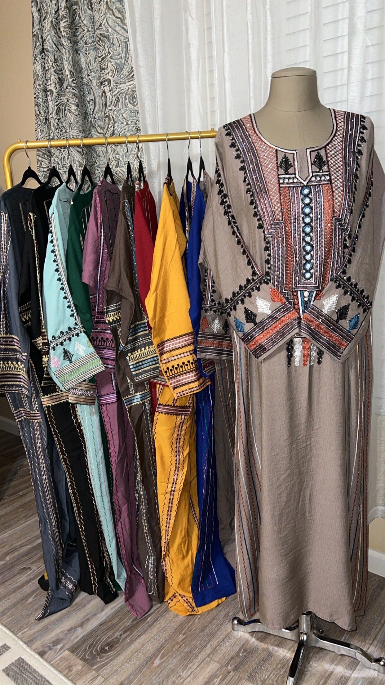:
“Asiri Embroidered Jalabiya – Traditional Elegance with a Modern Touch”