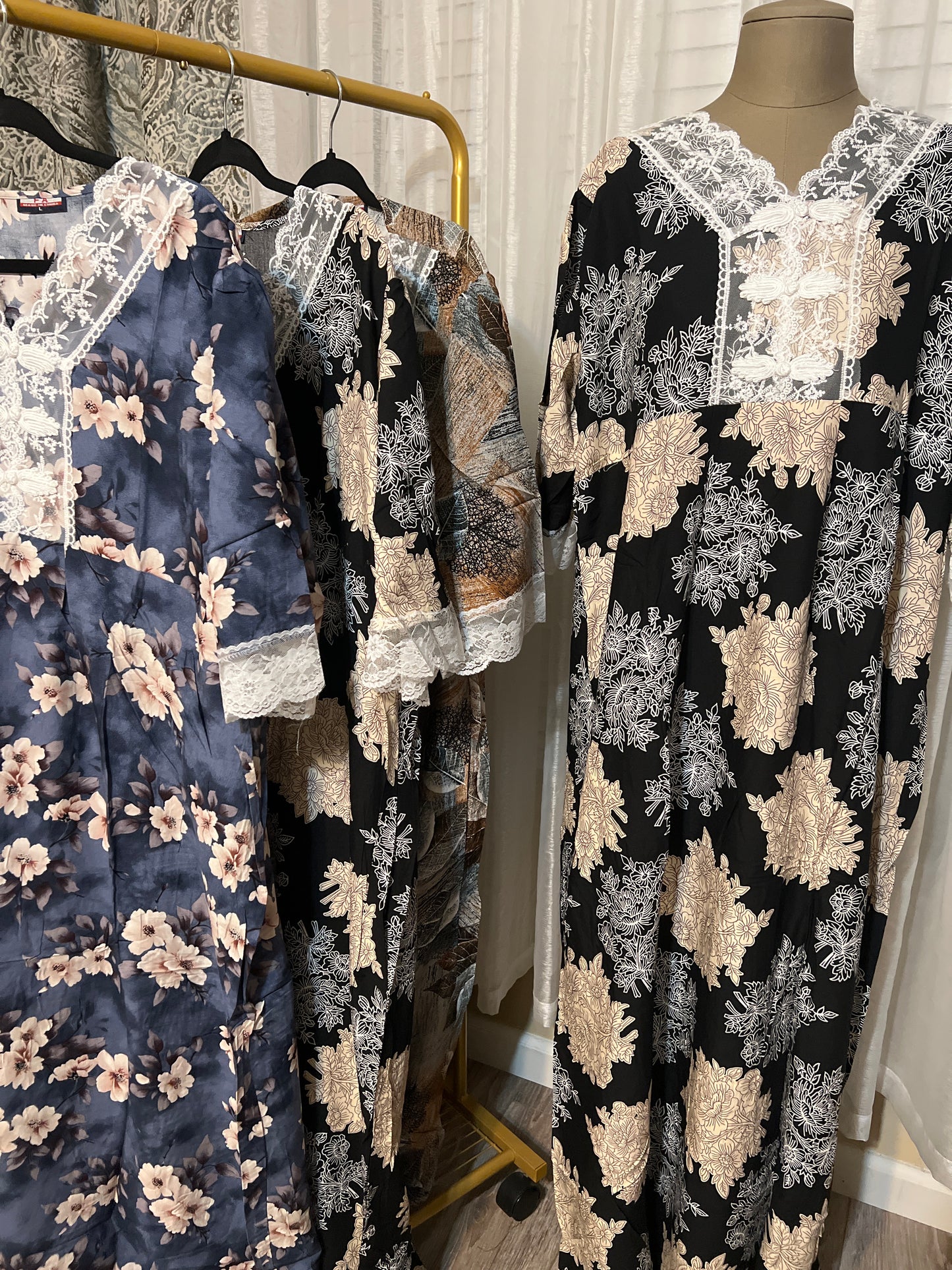 Black Floral Jalabiya with Beige Print and Elegant Lace Embroidery – Loose Fit Design