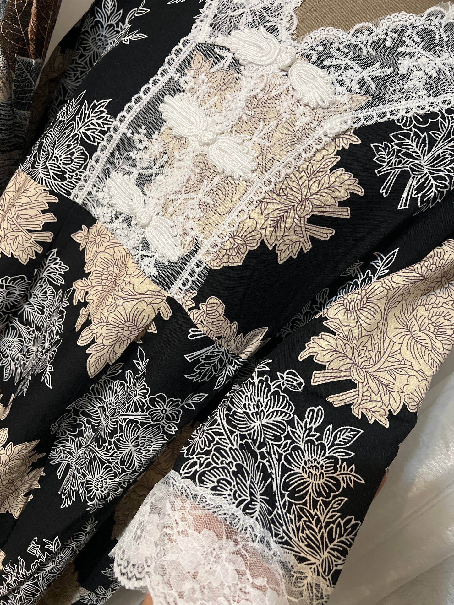 Black Floral Jalabiya with Beige Print and Elegant Lace Embroidery – Loose Fit Design