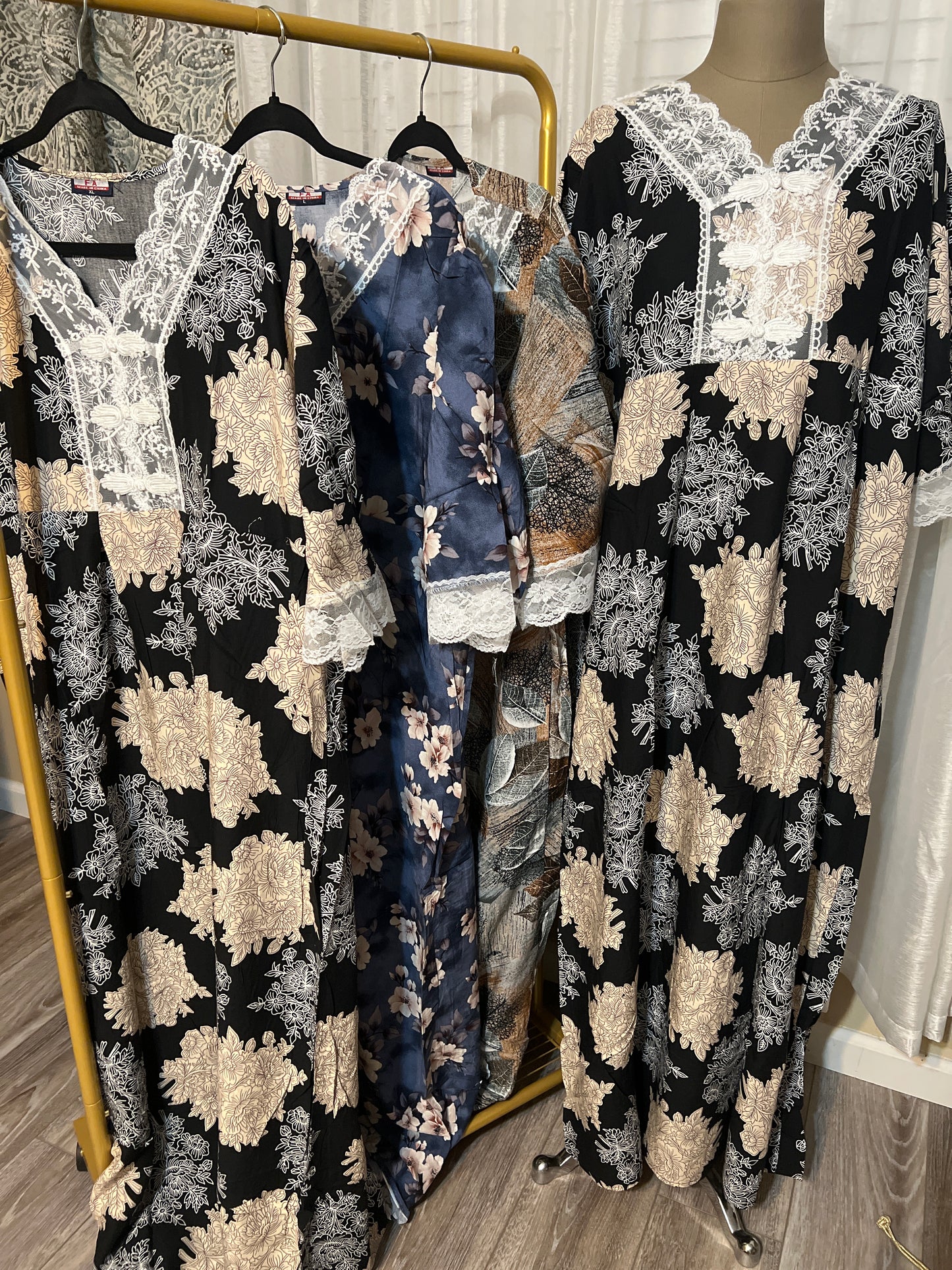 Black Floral Jalabiya with Beige Print and Elegant Lace Embroidery – Loose Fit Design