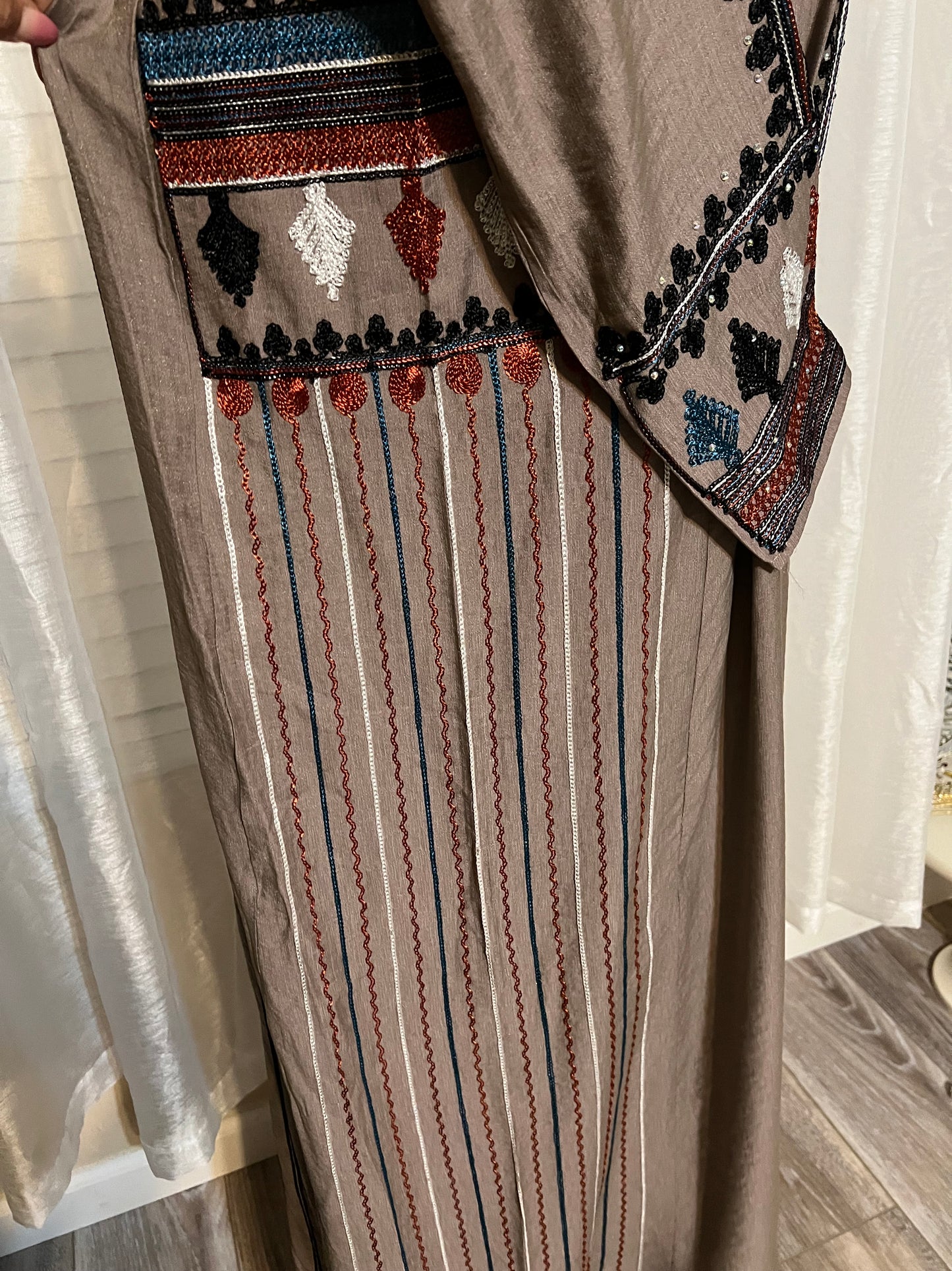:

“Asiri Embroidered Jalabiya – Traditional Elegance with a Modern Touch”