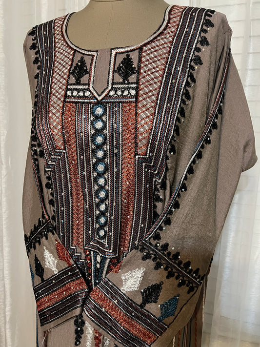 :

“Asiri Embroidered Jalabiya – Traditional Elegance with a Modern Touch”